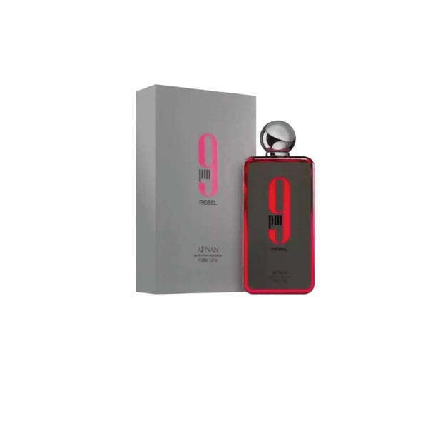 Botella de perfume rectangular de bordes redondeados con marco en tono rojo borgoña "9 PM Rebel" de Afnan de 100 ml, con fondo gris mate, un gran logotipo "9 pm" en rojo brillante y un tapón esférico metálico en cromo oscuro, junto a su caja rectangular gris con textura de líneas verticales y el logotipo "9 pm REBEL" en rojo contrastante.