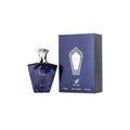 Botella de perfume de vidrio en forma de abanico de color azul marino profundo "Turathi Blue" de Afnan de 90 ml, con caligrafía árabe e inglesa en plateado y un elegante tapón acampanado cromado plateado, junto a su caja rectangular azul marino decorada con un patrón geométrico oriental y un medallón calado plateado en el centro.