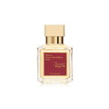 Una botella de vidrio transparente de Baccarat Rouge 540 Eau de Parfum de Maison Francis Kurkdjian, con una etiqueta roja y dorada y una tapa dorada, sobre un fondo blanco.