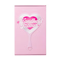Caja de empaque rosa con un gran gráfico de espejo en forma de corazón y las palabras "Handheld Mirror" en caligrafía blanca sobre un corazón rosa, con el nombre de la marca "Beauty Creations" impreso en la parte superior.