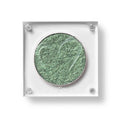 Un estuche cuadrado de sombra de ojos de Beauty Creations en acrílico transparente con un hueco redondo de sombra verde menta brillante, con un recorte en forma de corazón en la tapa.