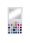 Un estuche de maquillaje cuadrado con espejo en la mitad superior y múltiples compartimientos de color en la mitad inferior, mostrado sobre un fondo blanco limpio. El estuche es predominantemente blanco con muchas sombras de diferentes tonos en rosa, púrpura, azul, marrón, beige y metálicos, por lo que la identidad de color del producto se describe mejor como multicolor.