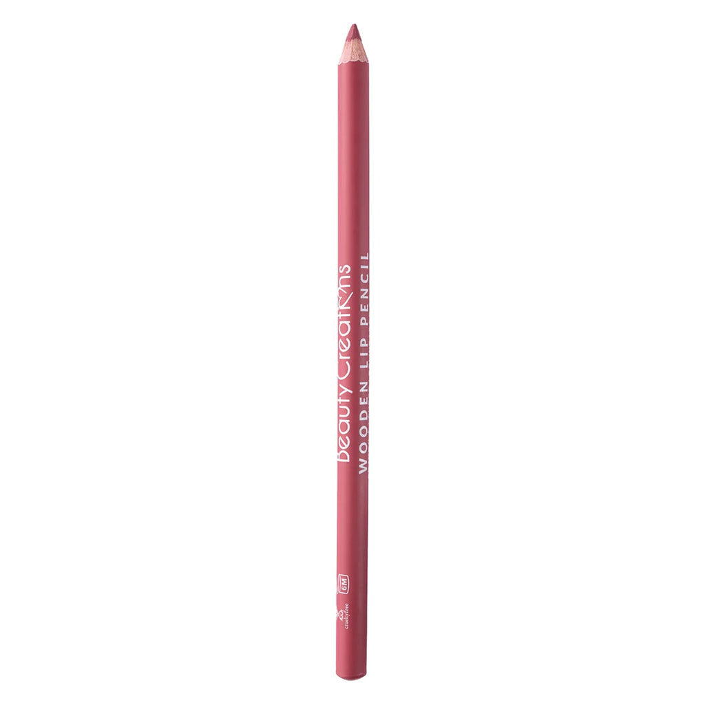 Lápiz de labios de madera de Beauty Creations en color rosa, con el nombre de la marca impreso en el cuerpo, mostrado verticalmente sobre un fondo blanco limpio.