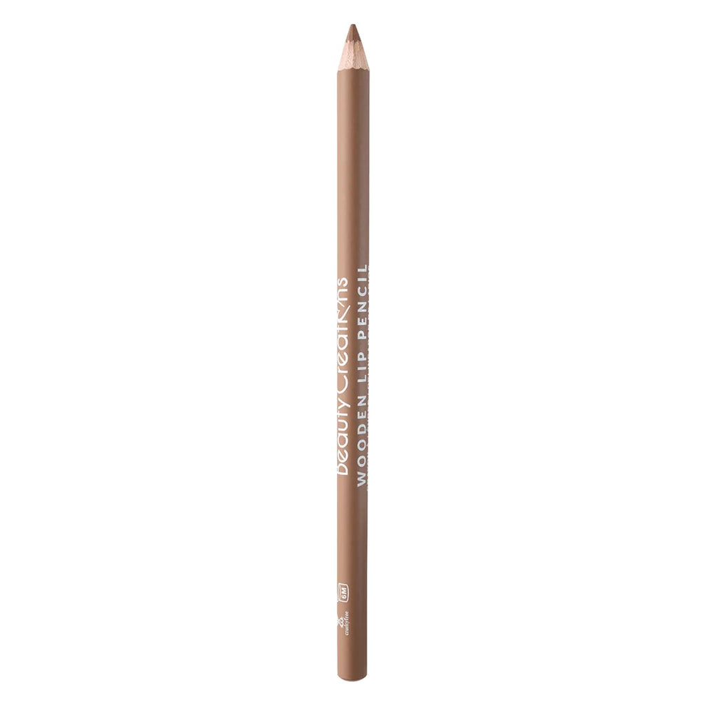Lápiz de labios de madera de Beauty Creations en color marrón, con el nombre de la marca impreso en el cuerpo, mostrado verticalmente sobre un fondo blanco limpio.
