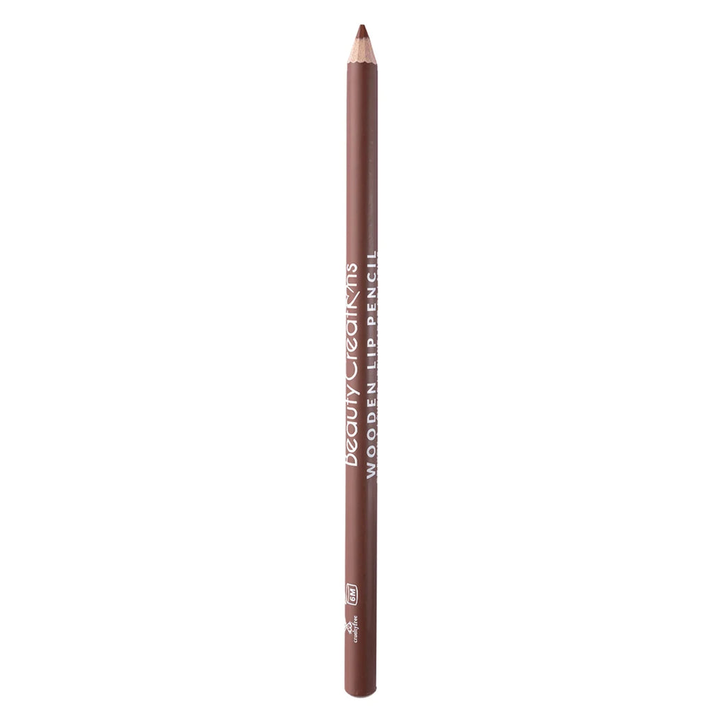 Lápiz de labios de madera de Beauty Creations en color marrón medio, con el nombre de la marca impreso en el cuerpo, mostrado verticalmente sobre un fondo blanco limpio.
