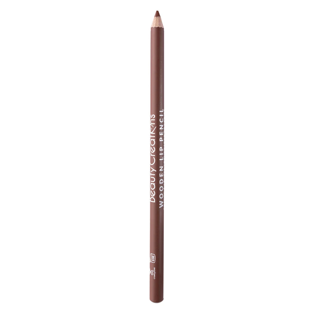 Lápiz de labios de madera de Beauty Creations en color marrón medio, con el nombre de la marca impreso en el cuerpo, mostrado verticalmente sobre un fondo blanco limpio.