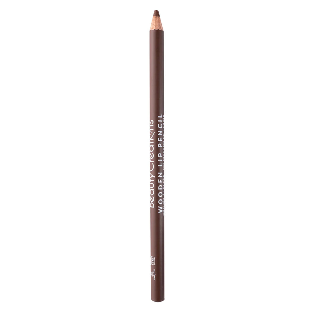 Lápiz de labios de madera de Beauty Creations en color marrón oscuro, con el nombre de la marca impreso en el cuerpo, mostrado verticalmente sobre un fondo blanco limpio.