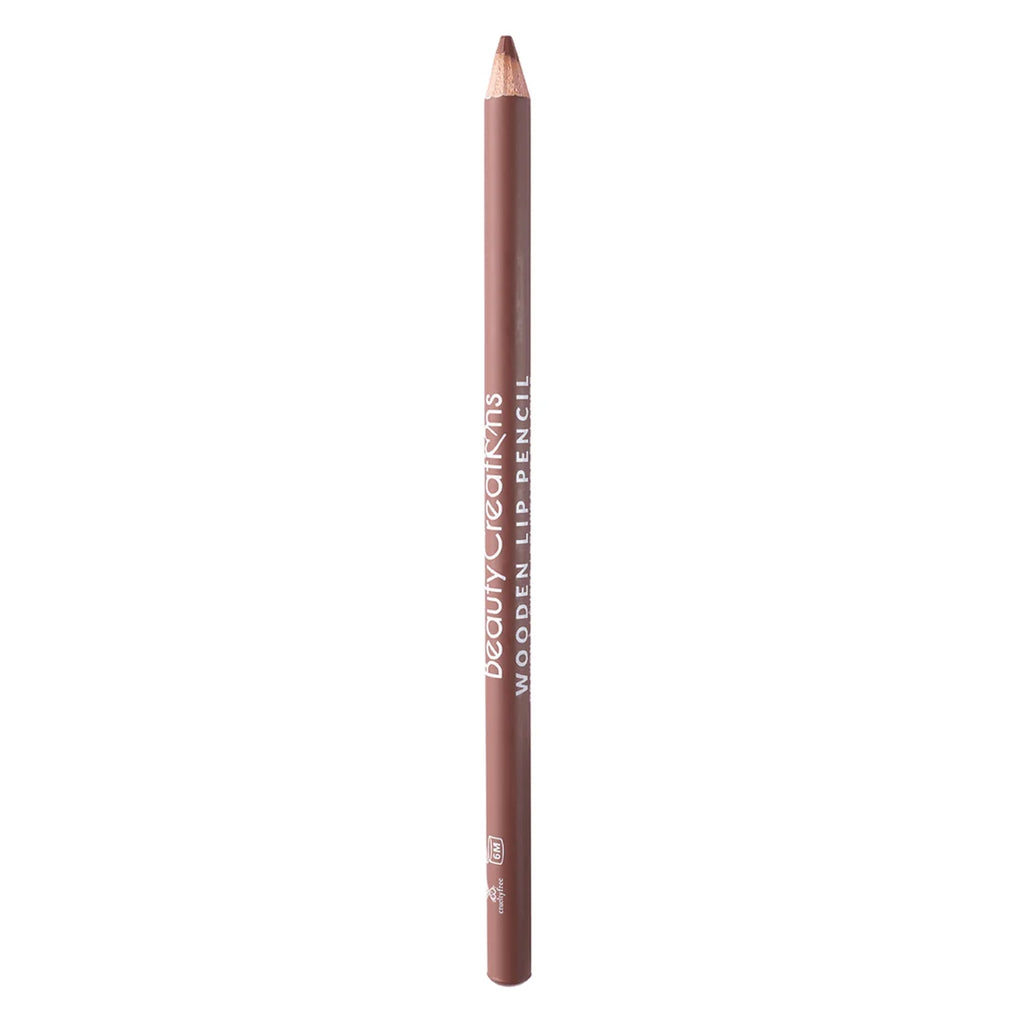 Lápiz de labios de madera de Beauty Creations en color marrón claro, con el nombre de la marca impreso en el cuerpo, mostrado verticalmente sobre un fondo blanco limpio.