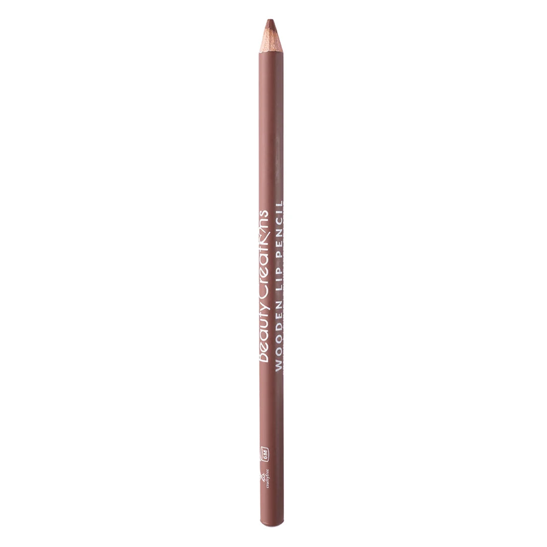 Lápiz de labios de madera de Beauty Creations en color marrón claro, con el nombre de la marca impreso en el cuerpo, mostrado verticalmente sobre un fondo blanco limpio.