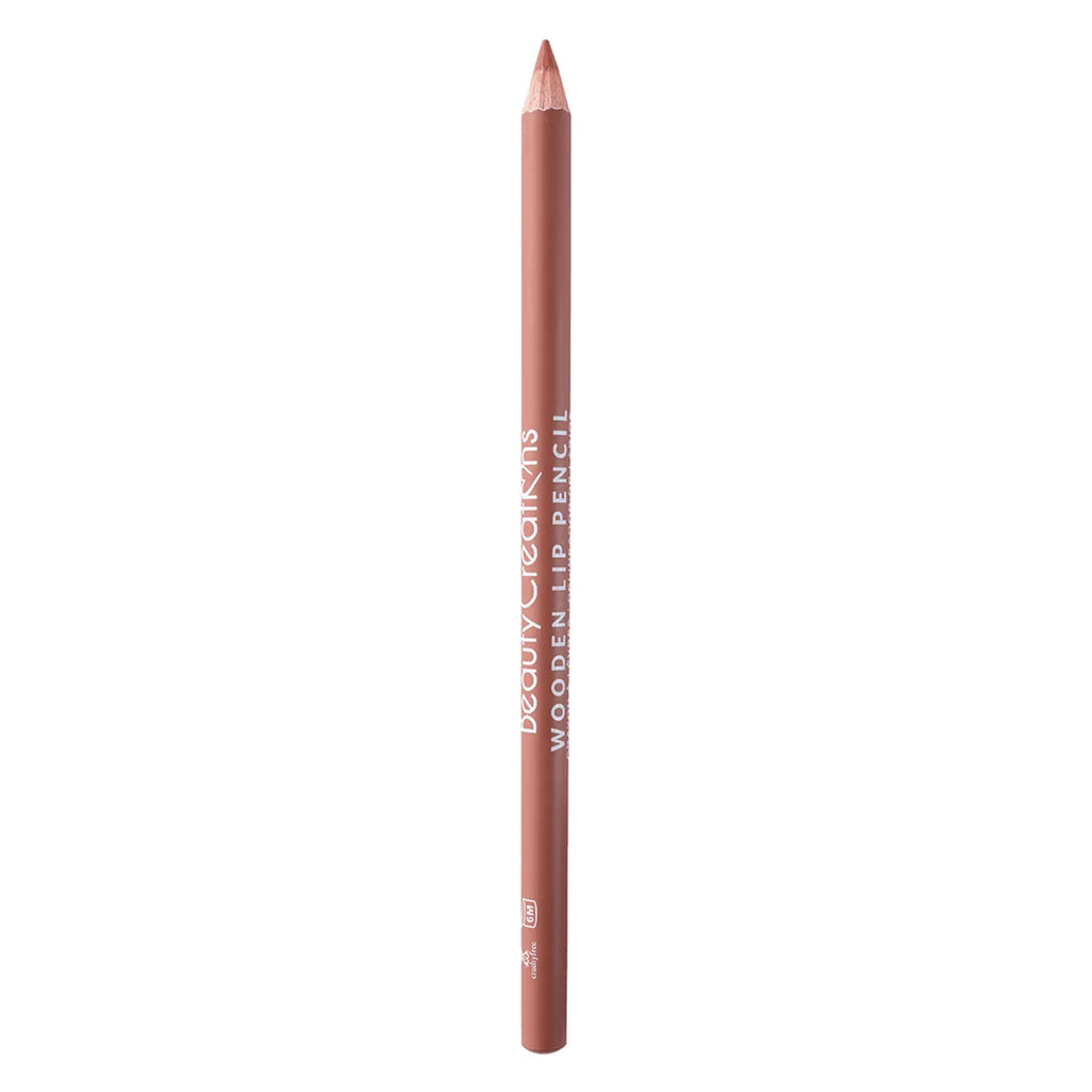 Lápiz de labios de madera de Beauty Creations en color coral, con el nombre de la marca impreso en el cuerpo, mostrado verticalmente sobre un fondo blanco limpio.