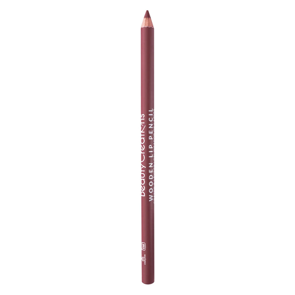 Lápiz de labios de madera de Beauty Creations en color rosa oscuro, con el nombre de la marca impreso en el cuerpo, mostrado verticalmente sobre un fondo blanco limpio.