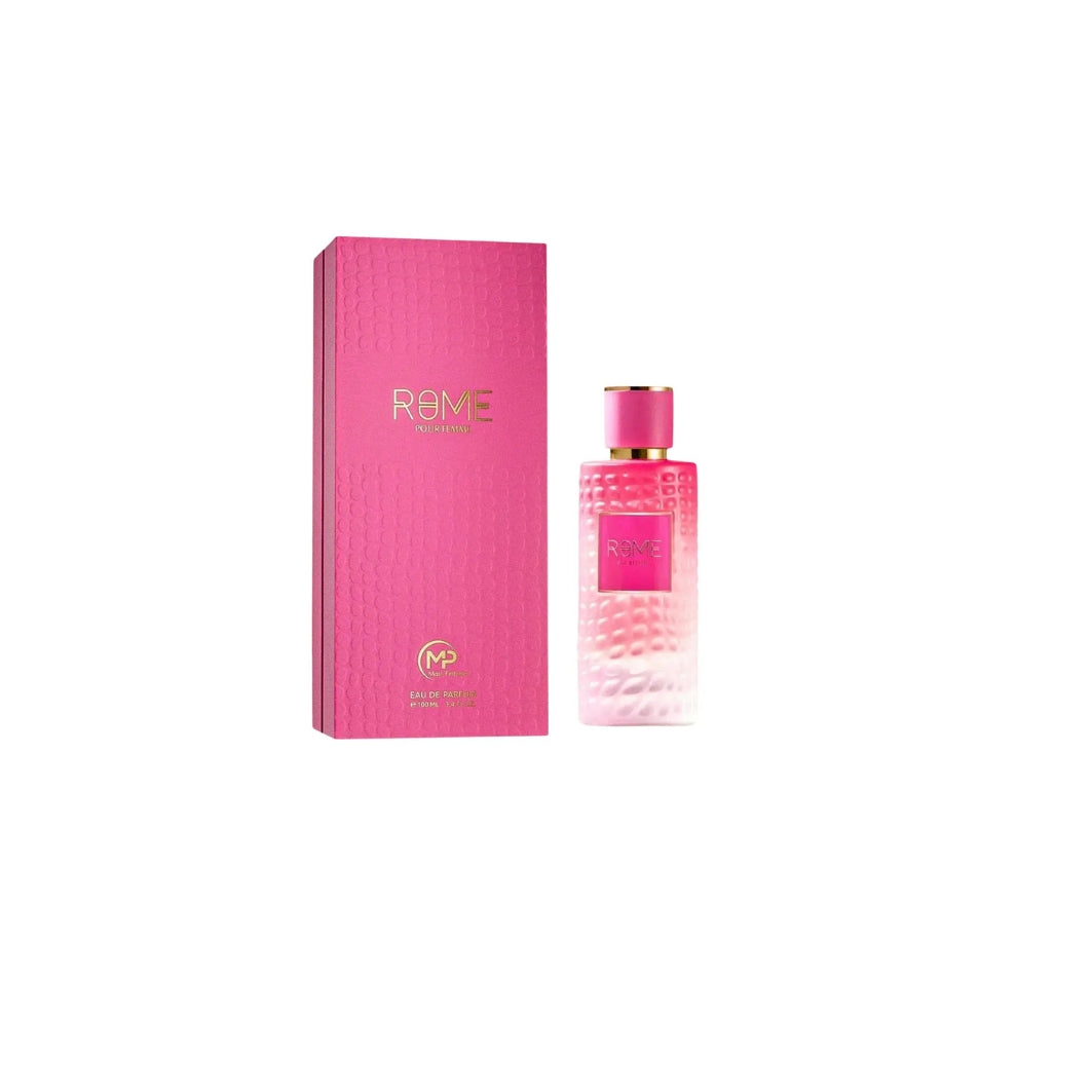 Botella de perfume cilíndrica de vidrio esmerilado con degradado fucsia "Rome Pour Femme" de Most Perfume de 100 ml con textura grabada en relieve tipo escamas o tachuelas, etiqueta fucsia con borde dorado y tapón fucsia con detalles dorados, junto a su caja fucsia brillante con la misma textura estampada en relieve en los extremos.