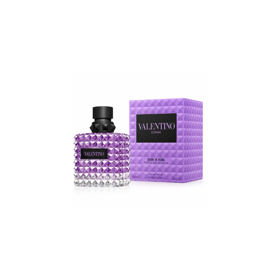 Frasco del perfume Valentino Donna Born in Roma Purple Melancholia, acompañado de su caja a juego con un llamativo patrón geométrico en diferentes tonalidades de púrpura. Ambos se presentan sobre un fondo blanco que resalta los detalles del diseño, creando una imagen elegante, moderna y sofisticada que transmite lujo y personalidad.