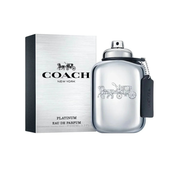 Botella de perfume "Coach Platinum" de 100 ml con acabado metálico espejado plateado, relieve del carruaje icónico de la marca en el frente y una etiqueta colgante de cuero negro, junto a su caja plateada con texturas cepilladas y costados negros.