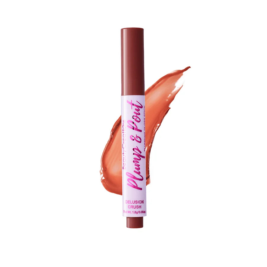 El tubo de brillo labial Plump & Pout se presenta de pie sobre un fondo blanco, con un swatch brillante en tono marrón rosado detrás, transmitiendo una sensación fresca y pulida de producto de belleza.