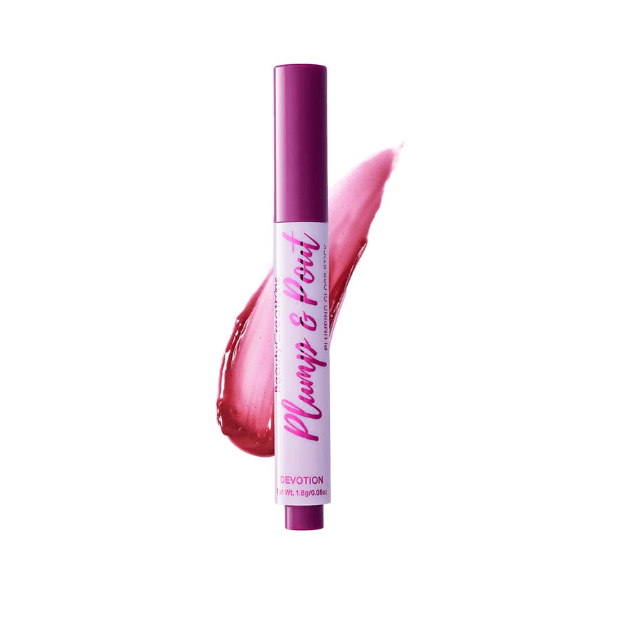 El tubo de brillo labial Plump & Pout se presenta de pie sobre un fondo blanco, con un swatch brillante en tono ciruela detrás, transmitiendo una sensación fresca y pulida de producto de belleza.
