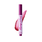 El tubo de brillo labial Plump & Pout se presenta de pie sobre un fondo blanco, con un swatch brillante en tono ciruela detrás, transmitiendo una sensación fresca y pulida de producto de belleza.