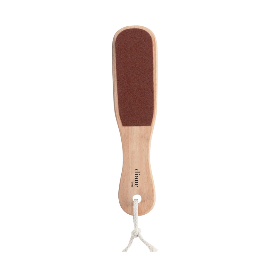 Una lima de pies de madera con superficie abrasiva marrón oscuro, mango estrecho y cordón para colgar, presentada sola sobre un fondo blanco; diseño sencillo y práctico.