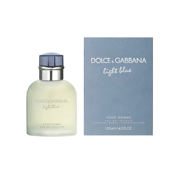 Botella de perfume de vidrio esmerilado translúcido "Light Blue Pour Homme" de Dolce & Gabbana de 125 ml con tapón azul claro y cuello cromado, junto a su caja azul con textura de terciopelo y letras blancas.