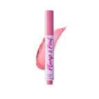 El tubo de brillo labial Plump & Pout se presenta de pie sobre un fondo blanco, con un swatch brillante en tono rosa claro detrás, transmitiendo una sensación fresca y pulida de producto de belleza.