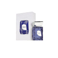 Botella de perfume "Atlantis Extrait" de French Avenue de vidrio esculpido en tono azul marino profundo con textura de roca tallada, etiqueta geométrica blanca en la parte inferior y un voluminoso tapón geométrico cromado plateado, junto a su caja blanca minimalista con la ilustración de una gema azul facetada en el frente.