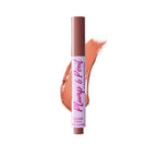 El tubo de brillo labial Plump & Pout se presenta de pie sobre un fondo blanco, con un swatch brillante en tono nude detrás, transmitiendo una sensación fresca y pulida de producto de belleza.