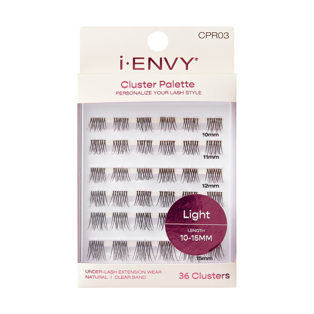 Extensiones de pestañas postizas i-ENVY Cluster Palette en un empaque de plástico transparente con tres filas de clusters de pestañas y una etiqueta circular púrpura que dice Light Size & Length (10-15mm). El código de producto CPR03 está impreso en la parte superior derecha. Contiene 36 clusters.