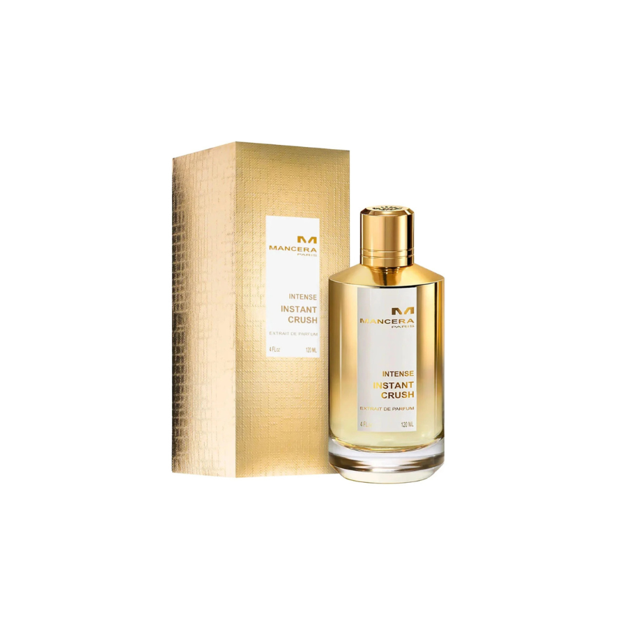 Un frasco dorado de perfume se encuentra junto a su caja texturizada a juego sobre un fondo blanco, transmitiendo una sensación de lujo y elegancia.