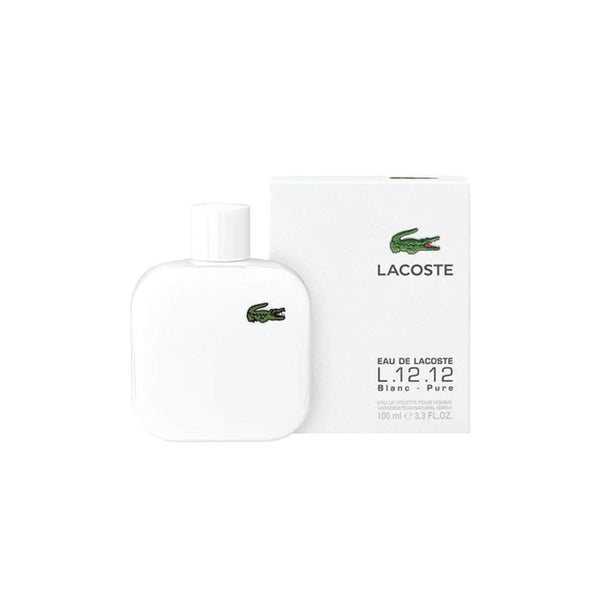 Botella de perfume cuadrada blanca con esquinas redondeadas y textura estilo polo Piqué "Lacoste L.12.12 Blanc" de 3.3OZ con el pequeño logotipo del cocodrilo de tela en la esquina superior derecha, junto a su caja blanca minimalista con el mismo logotipo y tipografía en negro.