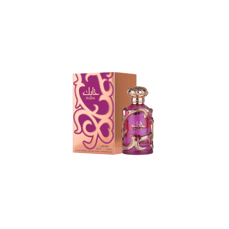 Frasco de perfume en tonos magenta y dorado, con una ornamentada tapa adornada con detalles que imitan joyas, acompañado de su caja a juego con un diseño floral. Ambos se presentan sobre un fondo blanco, creando una imagen sofisticada, llamativa y lujosa.