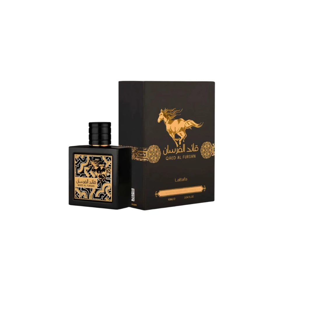 Botella de perfume cuadrada de color negro mate "Qaed Al Fursan" de Lattafa de 90 ml con un relieve frontal de intrincados patrones árabes dorados y la ilustración de un caballo al galope con tapón cilíndrico estriado negro, junto a su caja negra mate decorada con el mismo caballo en dorado y detalles geométricos tradicionales.