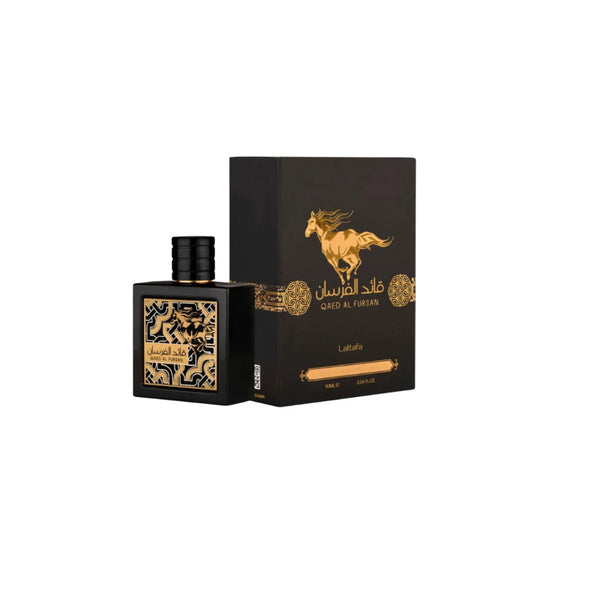 Botella de perfume cuadrada de color negro mate "Qaed Al Fursan" de Lattafa de 90 ml con un relieve frontal de intrincados patrones árabes dorados y la ilustración de un caballo al galope con tapón cilíndrico estriado negro, junto a su caja negra mate decorada con el mismo caballo en dorado y detalles geométricos tradicionales.