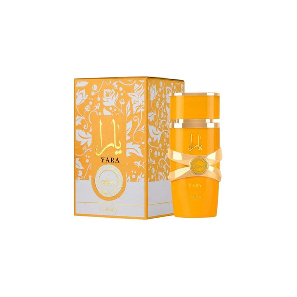 Botella de perfume cilíndrica de color amarillo anaranjado vibrante "Yara Tous" de Lattafa de 100 ml con un adorno entrelazado metálico dorado en el centro y tipografía árabe y latina en dorado, junto a su caja amarilla con un patrón floral de encaje blanco y detalles dorados.