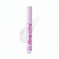 El tubo de brillo labial Plump & Pout se presenta de pie sobre un fondo blanco, con un swatch brillante en tono transparente detrás, transmitiendo una sensación fresca y pulida de producto de belleza.