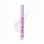 El tubo de brillo labial Plump & Pout se presenta de pie sobre un fondo blanco, con un swatch brillante en tono transparente detrás, transmitiendo una sensación fresca y pulida de producto de belleza.