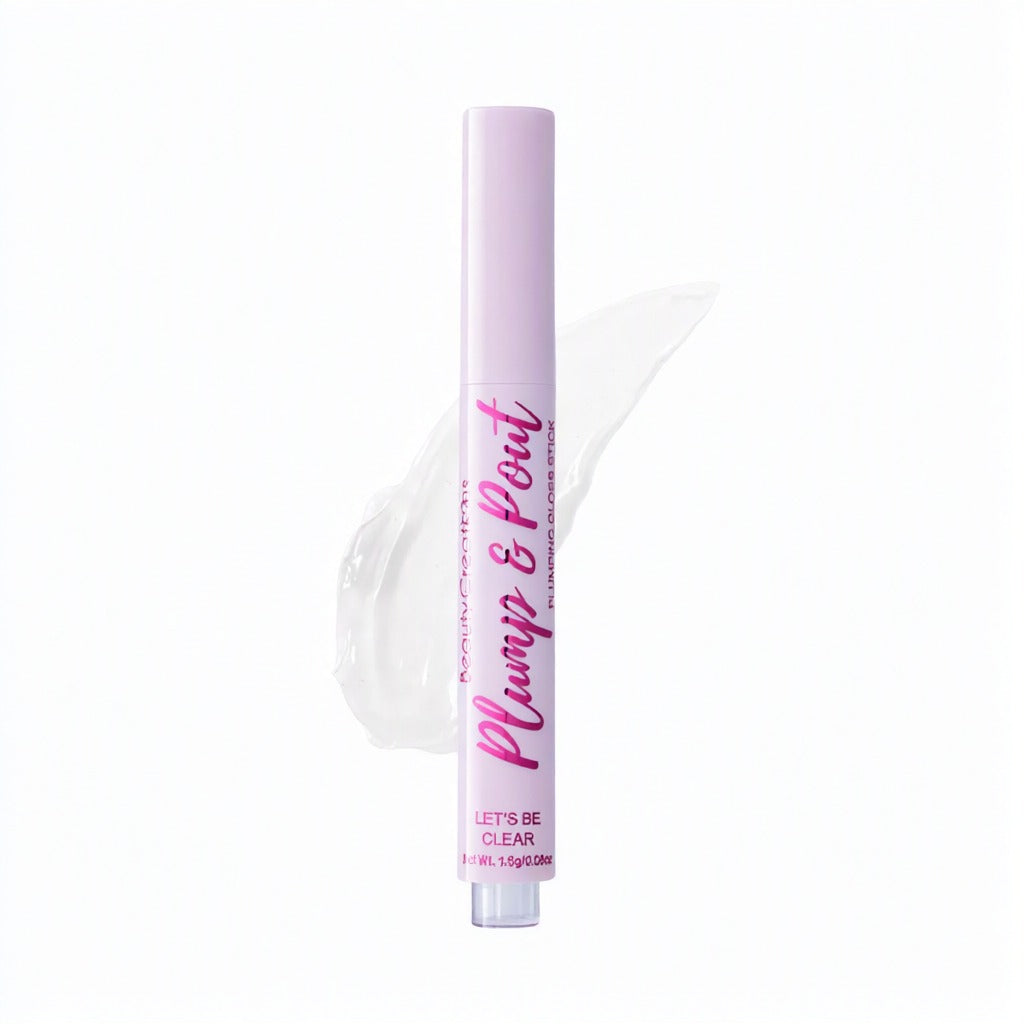 El tubo de brillo labial Plump & Pout se presenta de pie sobre un fondo blanco, con un swatch brillante en tono transparente detrás, transmitiendo una sensación fresca y pulida de producto de belleza.