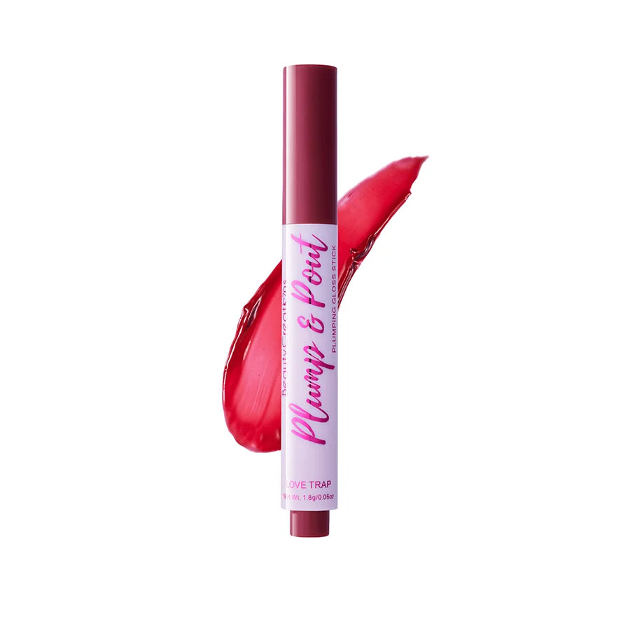 El tubo de brillo labial Plump & Pout se presenta de pie sobre un fondo blanco, con un swatch brillante en tono rojo detrás, transmitiendo una sensación fresca y pulida de producto de belleza.