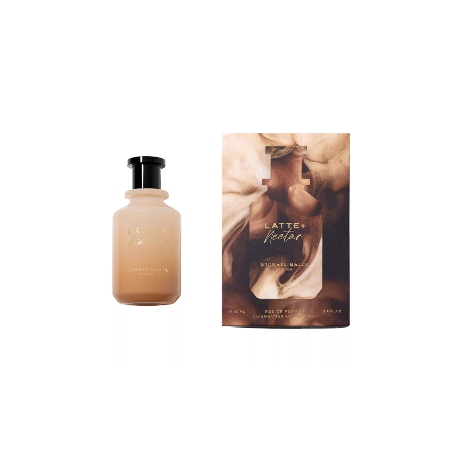 Botella de perfume de Michael Malul en tono durazno junto a su caja Latte+ Nectar, con imágenes en cálidos tonos crema y marrón y elegantes letras doradas.