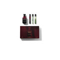 Set de regalo Sangria+ que incluye una botella de perfume rojo oscuro, tres atomizadores delgados de fragancia y una caja a juego en color burdeos, sobre un fondo blanco que transmite elegancia y sofisticación.