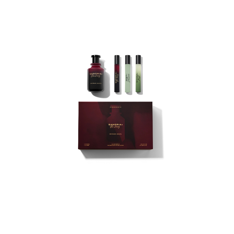 Set de regalo Sangria+ que incluye una botella de perfume rojo oscuro, tres atomizadores delgados de fragancia y una caja a juego en color burdeos, sobre un fondo blanco que transmite elegancia y sofisticación.