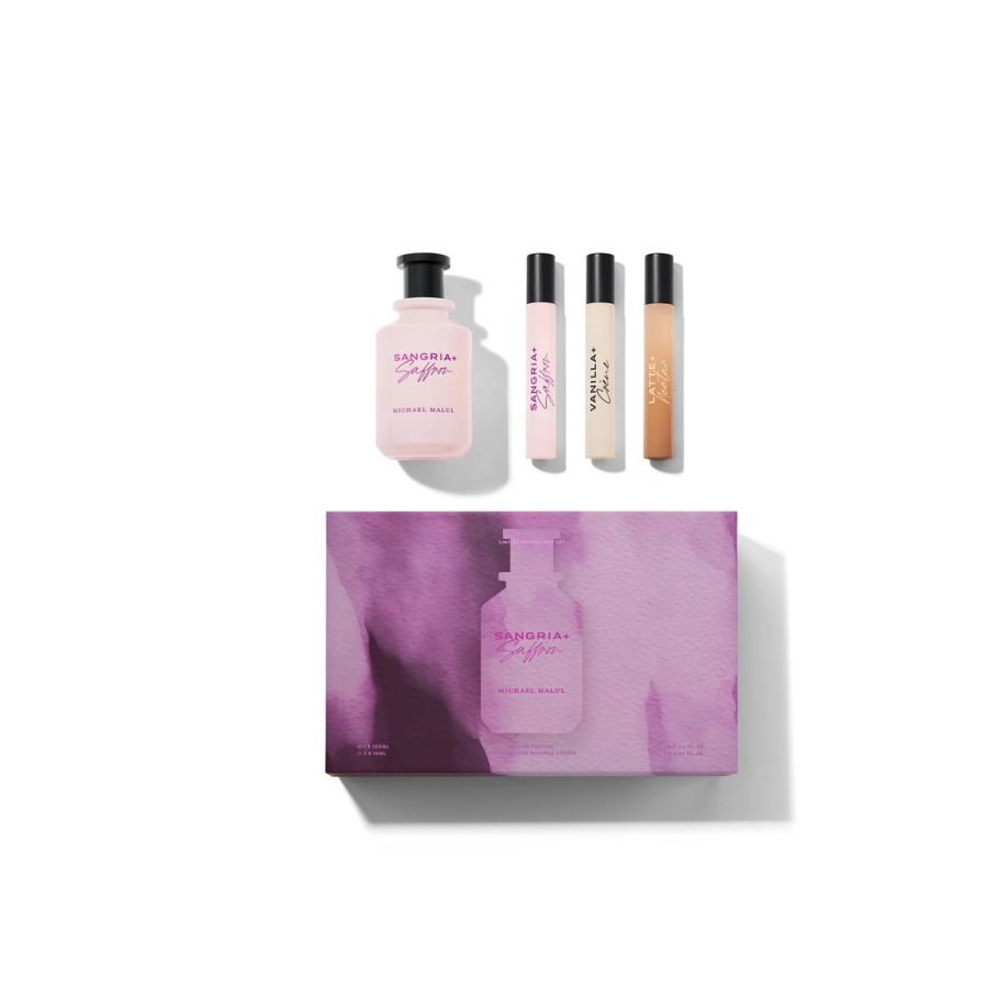 Set de fragancia Sangria de Michael Malul en tonos rosados, que incluye un perfume de tamaño completo, tres atomizadores de muestra delgados y una caja de regalo a juego, sobre un fondo blanco.