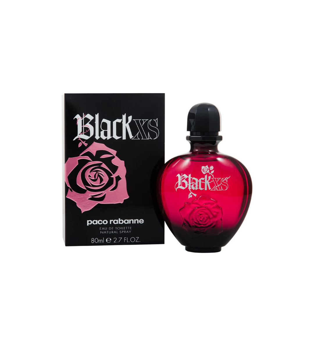 Frasco de perfume y caja de empaque de Paco Rabanne Black XS Eau de Toilette para mujer de 80 ml (2.7 fl oz) sobre fondo blanco. A la izquierda, una caja negra con el nombre "Black XS" impreso en tipografía de estilo gótico blanco, una gráfica de una rosa en tono rosa fucsia en el centro y la marca "paco rabanne" en la parte inferior. A la derecha, un frasco redondeado con degradado de color rojo fucsia a negro, impreso con el nombre del perfume en letras blancas góticas, el relieve de una rosa.