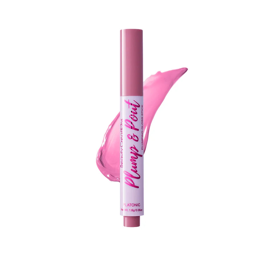El tubo de brillo labial Plump & Pout se presenta de pie sobre un fondo blanco, con un swatch brillante en tono rosa detrás, transmitiendo una sensación fresca y pulida de producto de belleza.