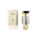 Frasco de perfume y caja de empaque de Rabanne Fame Eau de Parfum sobre fondo blanco. A la izquierda, una caja blanca con un panel central dorado brillante que muestra el nombre "FAME" en la parte superior, una ilustración estilizada de la figura del frasco en el centro y el nombre de la marca "rabanne EAU DE PARFUM" en letras doradas abajo. A la derecha, el frasco en forma de figura futurista metálica con vestido de mallas de lentejuelas plateadas, gafas de sol negras estilizadas y base y detalles en tono 