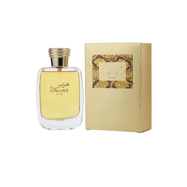 Botella de perfume de vidrio espeso transparente con forma rectangular de bordes redondeados "Hawas For Her" de Rasasi de 100 ml, que contiene un líquido de tono dorado ambarino y cuenta con un tapón metálico en oro rosa rodeado por una serpiente en relieve, junto a su caja dorada con una etiqueta central que presenta un patrón de piel de serpiente en tonos marrones y dorados.