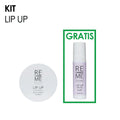Anuncio sobre fondo blanco para el kit RECHARGE ME Lip Up: un bálsamo labial redondo se muestra junto a un producto roll-on marcado como "GRATIS" en un recuadro verde, sugiriendo un regalo de cortesía.