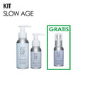 Imagen promocional para un set de cuidado de la piel "KIT SLOW AGE": dos botellas de ReCharge Me con dosificador junto a una botella más pequeña marcada como "GRATIS," sobre un fondo blanco.