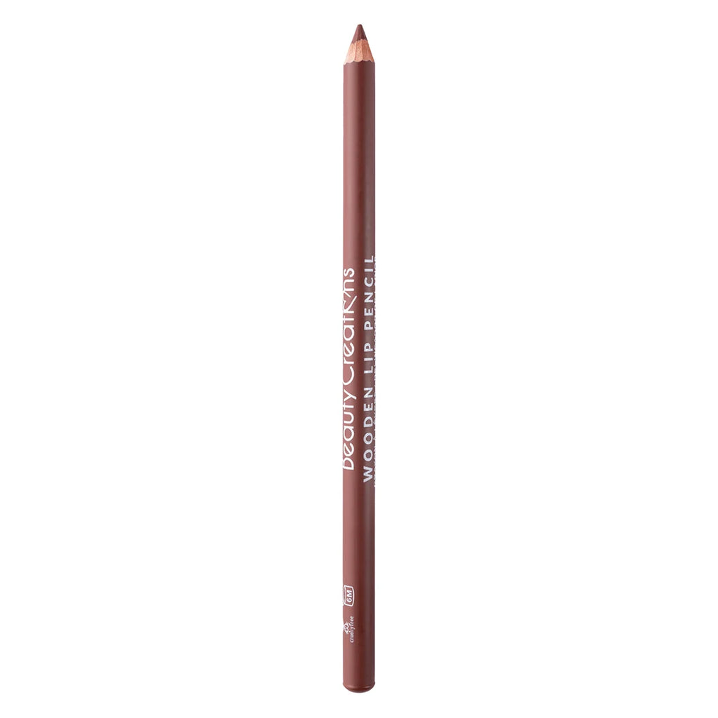 Lápiz de labios de madera de Beauty Creations en color marrón cálido, con el nombre de la marca impreso en el cuerpo, mostrado verticalmente sobre un fondo blanco limpio.