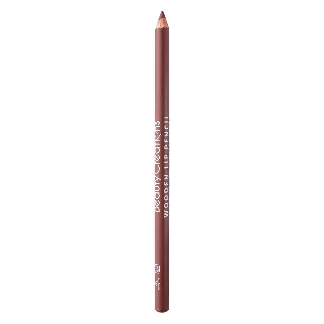 Lápiz de labios de madera de Beauty Creations en color marrón cálido, con el nombre de la marca impreso en el cuerpo, mostrado verticalmente sobre un fondo blanco limpio.