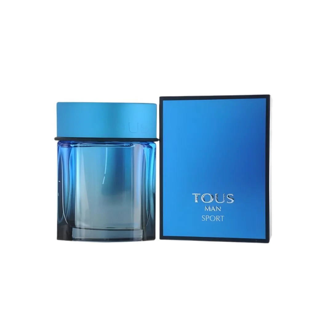 Botella de perfume "Tous Man Sport" en cristal azul con degradado de tono claro a oscuro en los bordes y tapón azul a juego con el nombre grabado, junto a su caja negra con un panel frontal en azul.